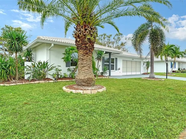 1316 Bottlebrush Dr, Bradenton, FL 34208