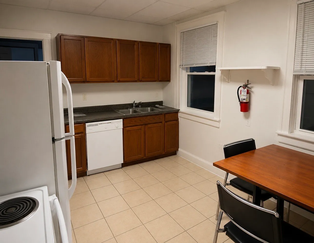 5 bed, 2.5 bath, 3000 sqft, $2,500 — Photo 4