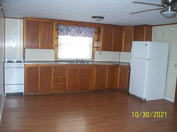 Eat-in kitchen (12 x 16). Appliances are very clean. This picture was taken from the living room.