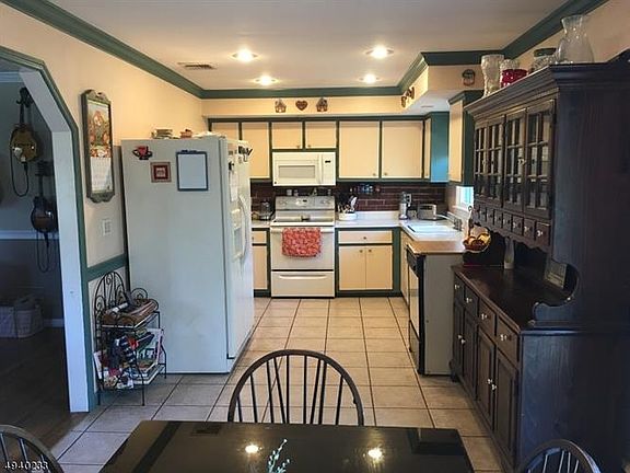5th image of 8 Linden St