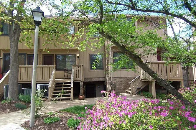 2438 Glengyle Dr — Photo 1