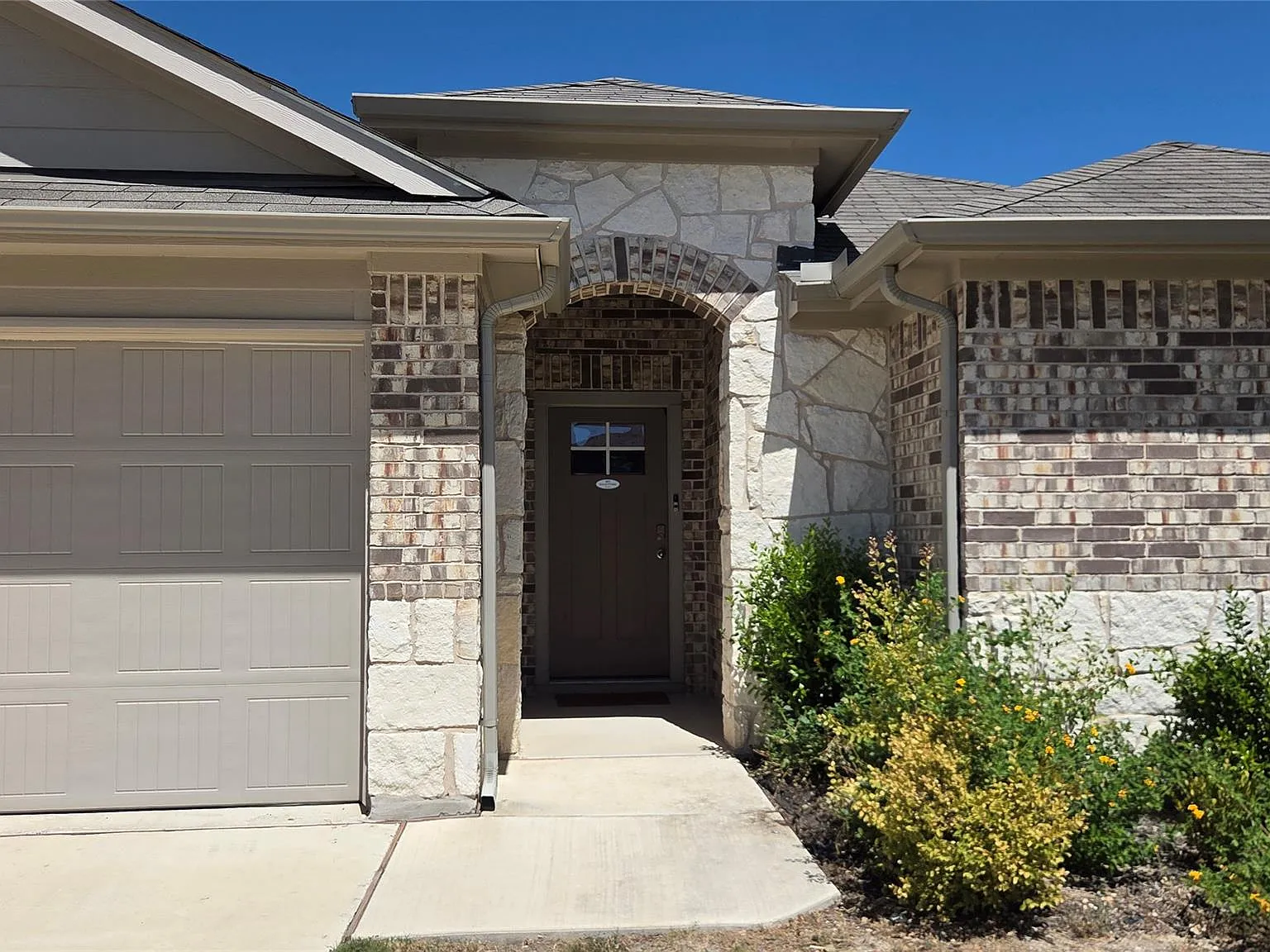 4 bed, 2.0 bath, 2002 sqft, $2,200 — Photo 3