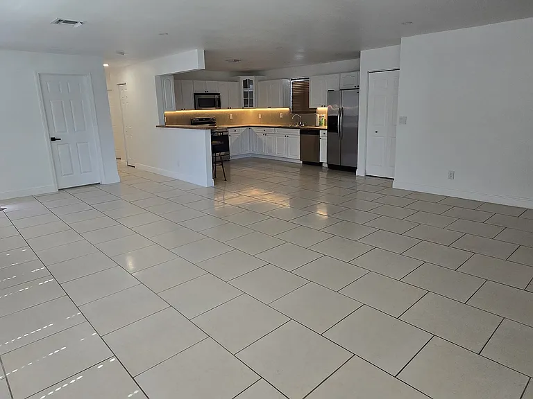 5201 SW 22nd St — Photo 3