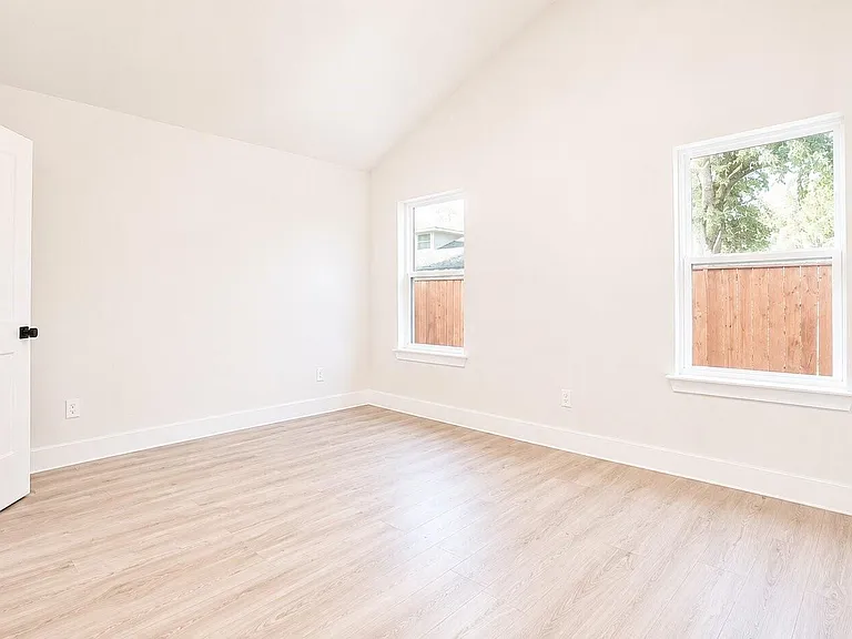 142A College St — Photo 10