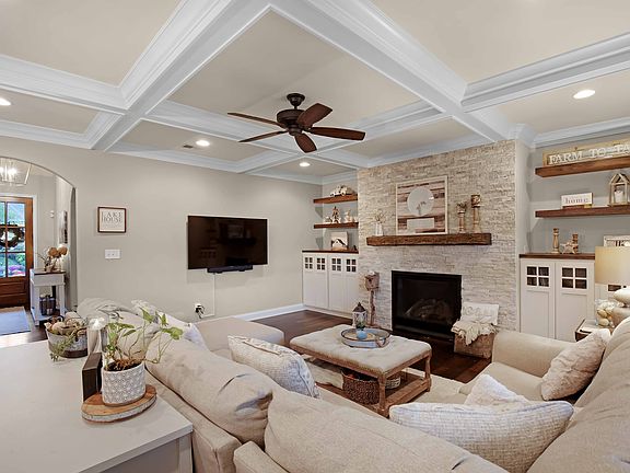 4th image of 220 Osprey Cir