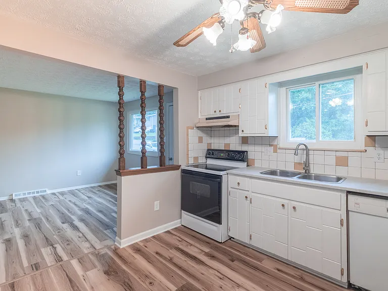 1642 Hobart Ave #1642 — Photo 5