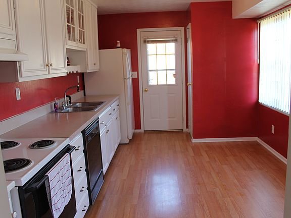 Large Eat-In Kitchen