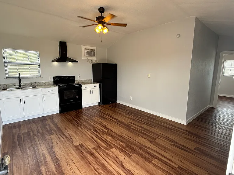 1007 Fox Ln — Photo 3