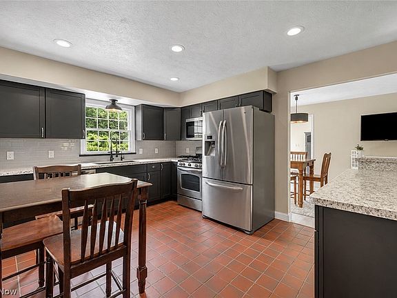 5th image of 1070 Congress Lake Rd