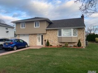 95 Grohmans Ln, Plainview, NY 11803