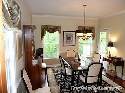 Dining Room : Sunny and Bright