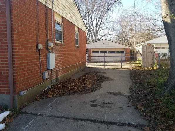 9812 Saturn Dr, Louisville, KY 40229