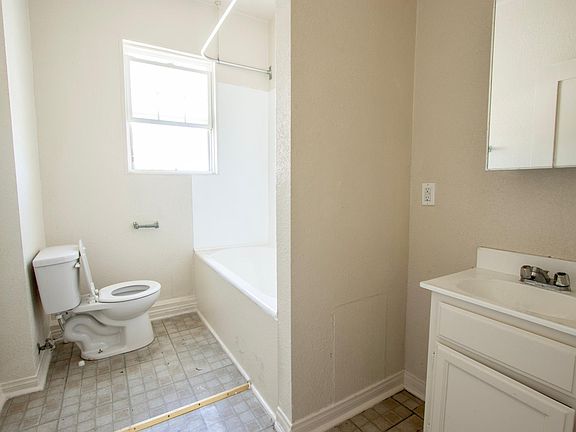 4th image of 2121 W 11th St #403