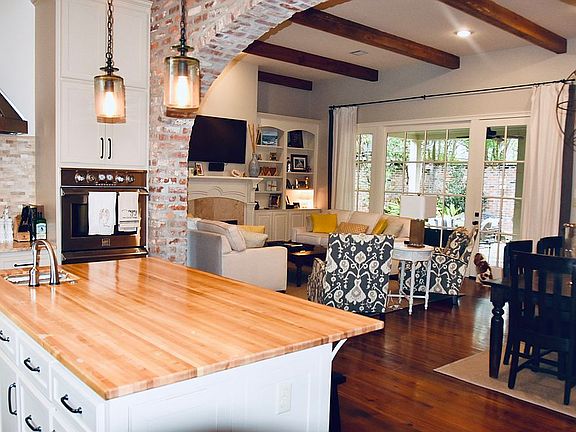 Open floor plan w custom upg