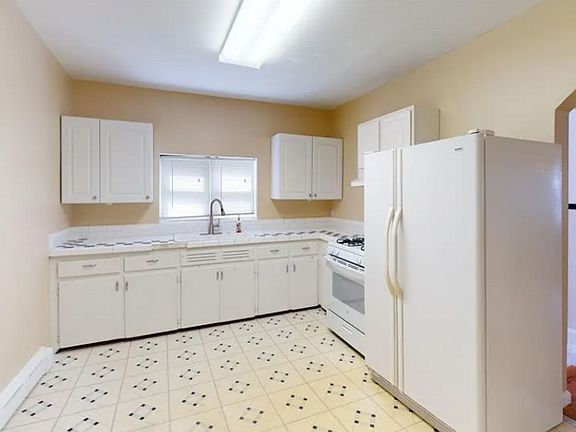4th image of 694 Lincoln Ave #1F
