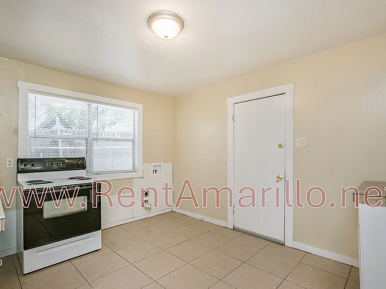 2047R S Hughes St — Photo 3