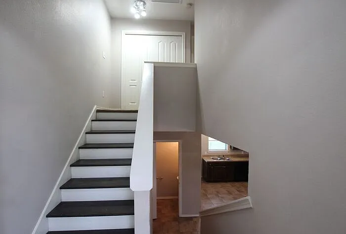 2 bed, 1.5 bath, 820 sqft, $995 — Photo 4