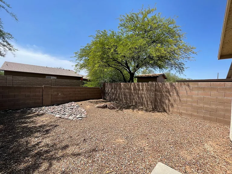 114 E Medina Rd — Photo 14