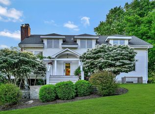 9 Johns Rd, Setauket, NY 11733