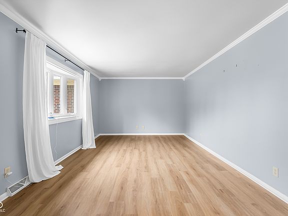 5th image of 4730 Woodcrest Dr
