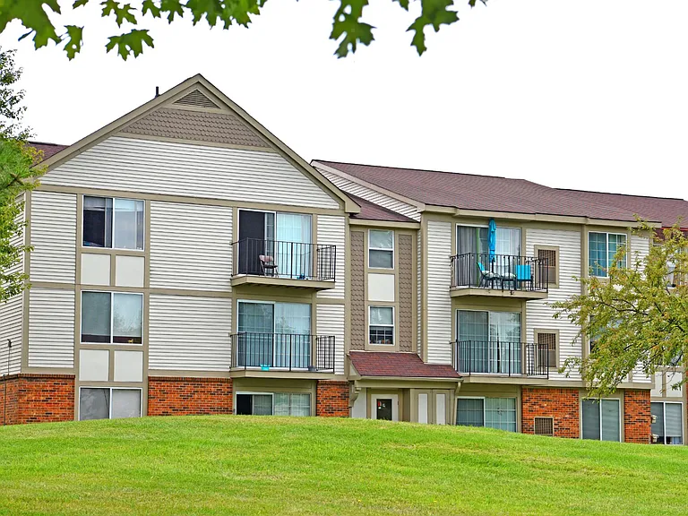 Elegant Exterior View at Bristol Square and Golden Gate Apartments, Wixom, 48393