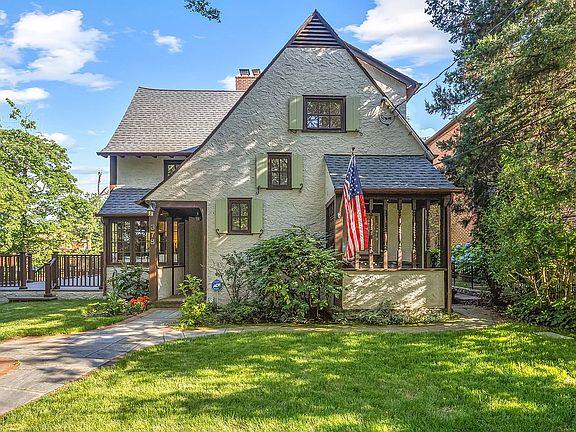 2nd image of 378 Beverly Rd Unit 1