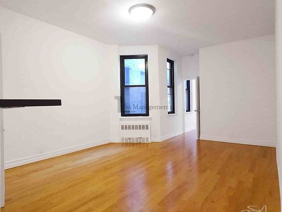 3rd image of 321 E 69th St #37