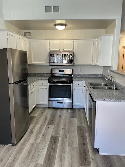 2 bed, 2.5 bath, 1020 sqft, $1,819 — Photo 2