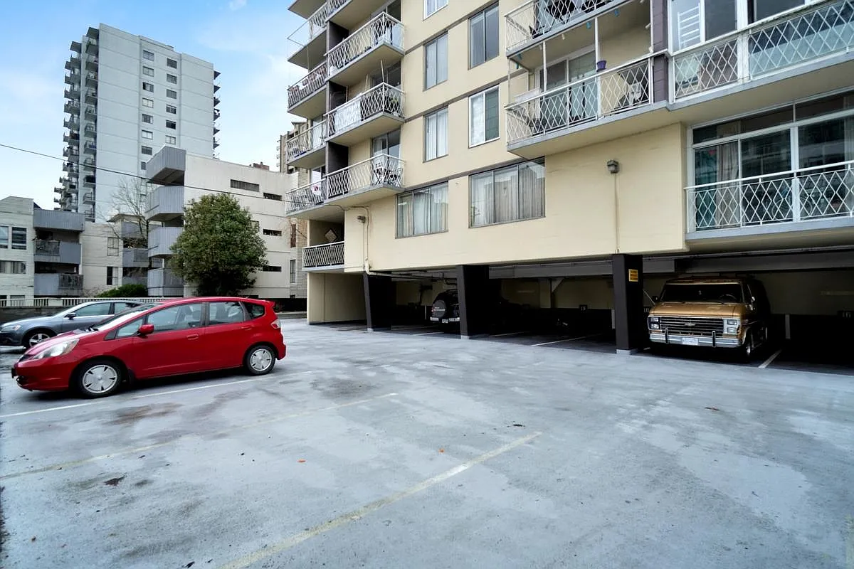 1100 Harwood condos — Photo 3
