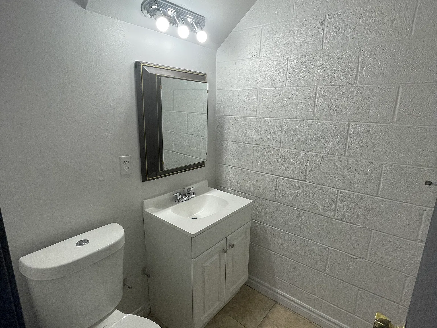 3 bed, 1.5 bath, 1402 sqft, $1,500 — Photo 3