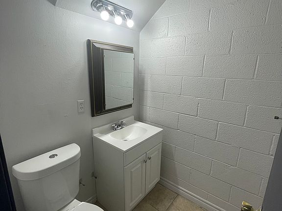 3rd image of 700 E Nelson Ave