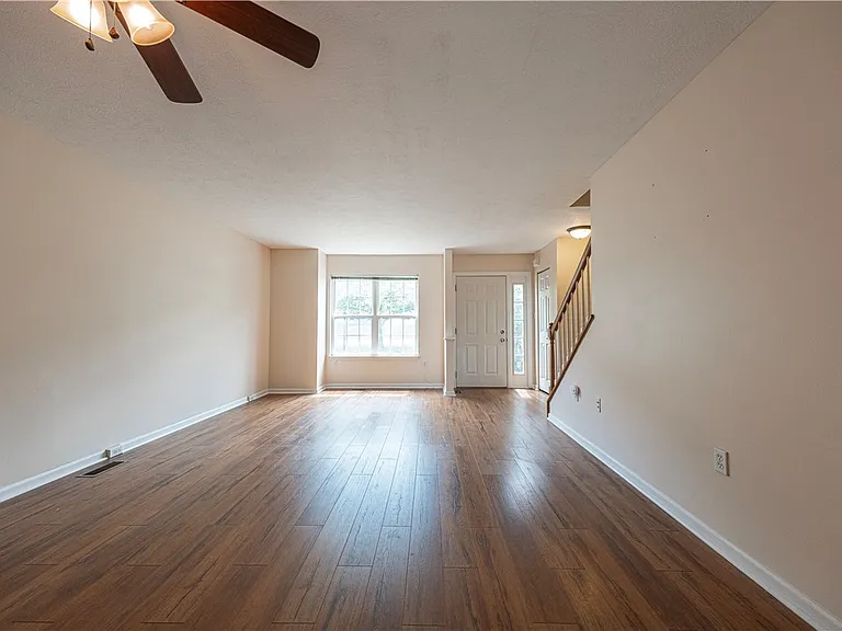 222 Castle Creek Dr — Photo 2