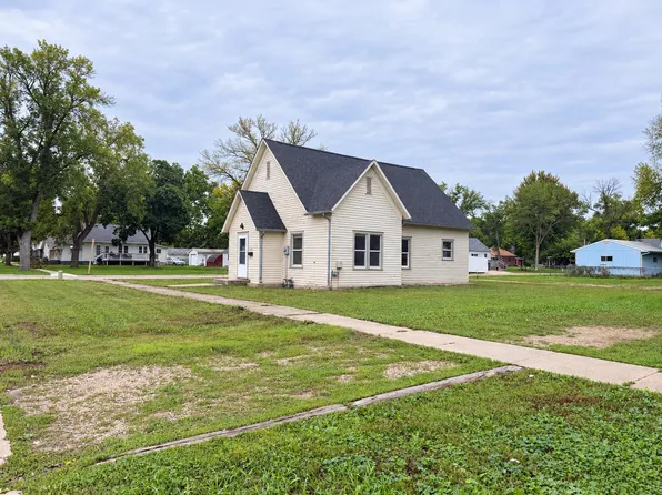 520 N 4th St, Estherville, IA 51334