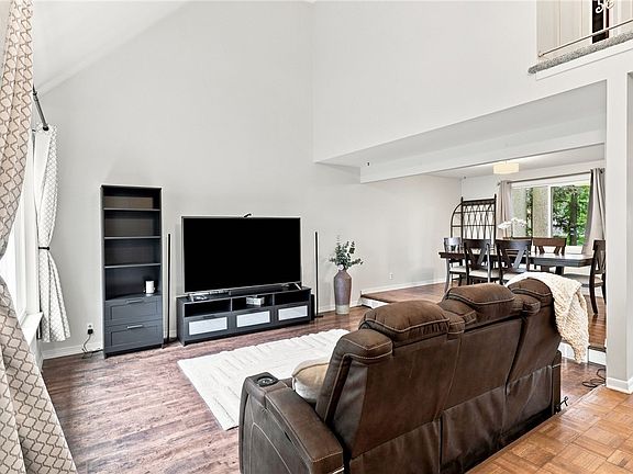 4th image of 304 Orchard Creek Ln