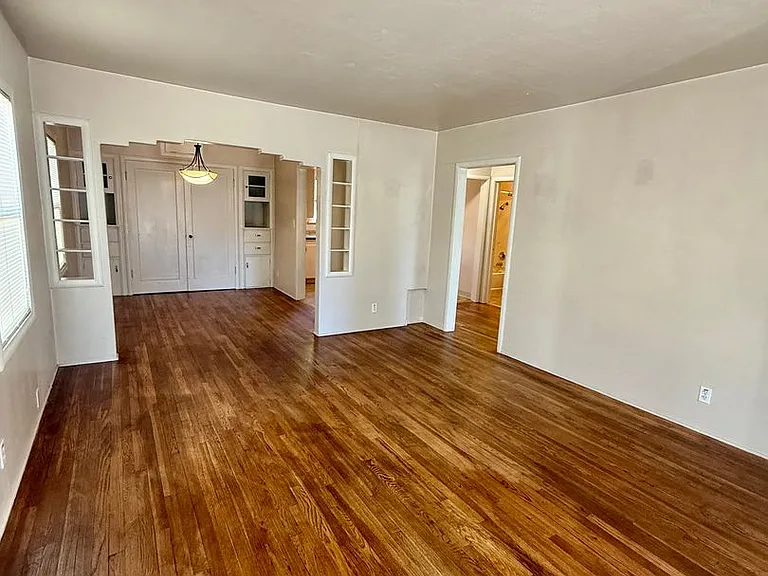 935 W Oak St — Photo 4