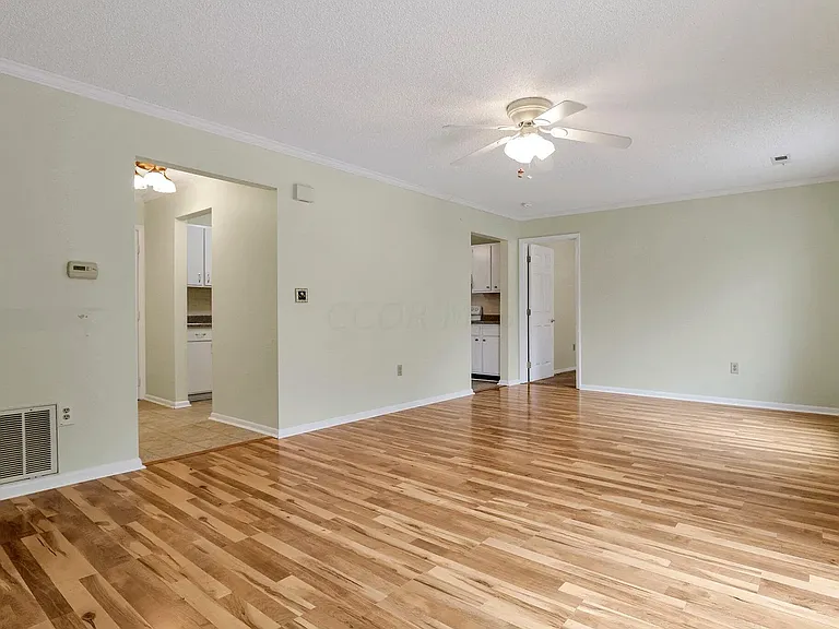 594 Moull St #11 — Photo 5