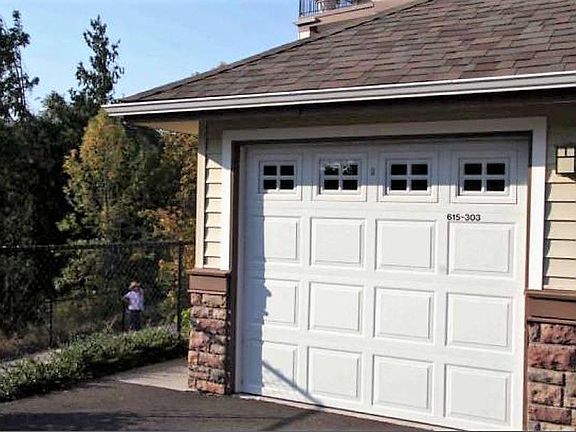 walk a hundred feet or something to this detached one car ga