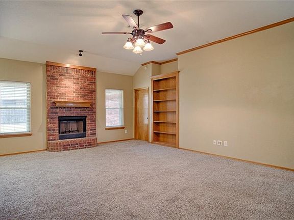 4th image of 909 SE 37th St
