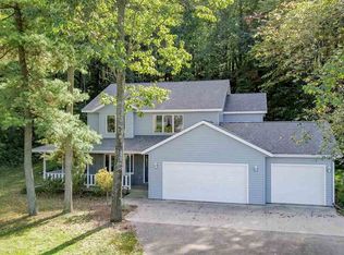 933 Buffalo Ridge Ln, Waupaca, WI 54981