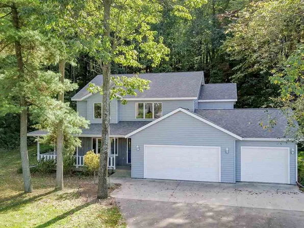933 Buffalo Ridge Ln, Waupaca, WI 54981