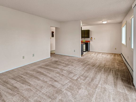 Arctic Sun Apartments - Living Room