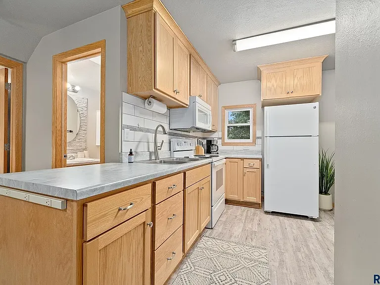 2517 S Duluth Ave — Photo 4