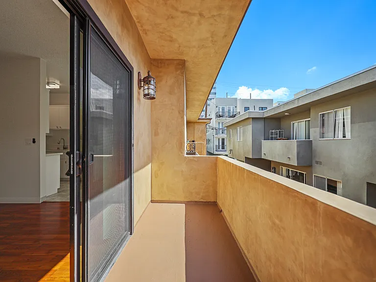 1252 Granville Ave #6 — Photo 3