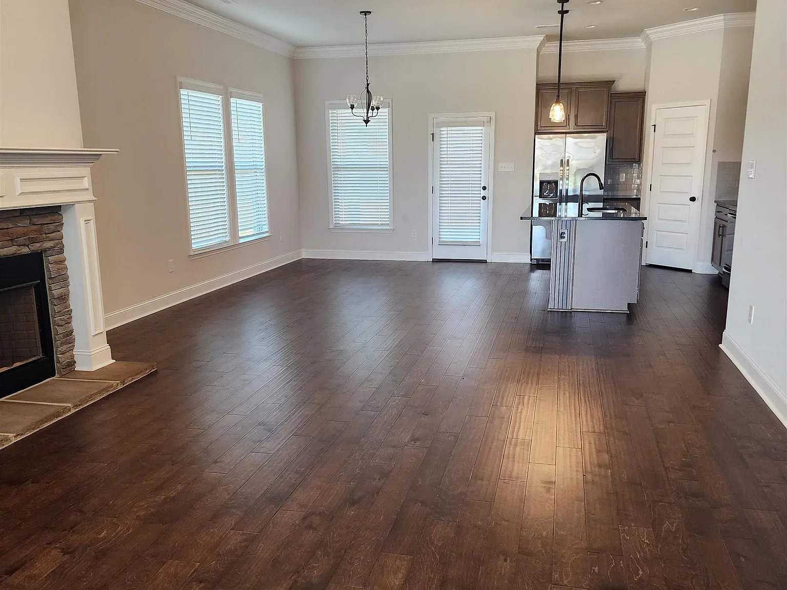 3 bed, 2.0 bath, 1745 sqft, $1,900 — Photo 3