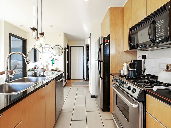 5th image of 989 Beatty St #1506