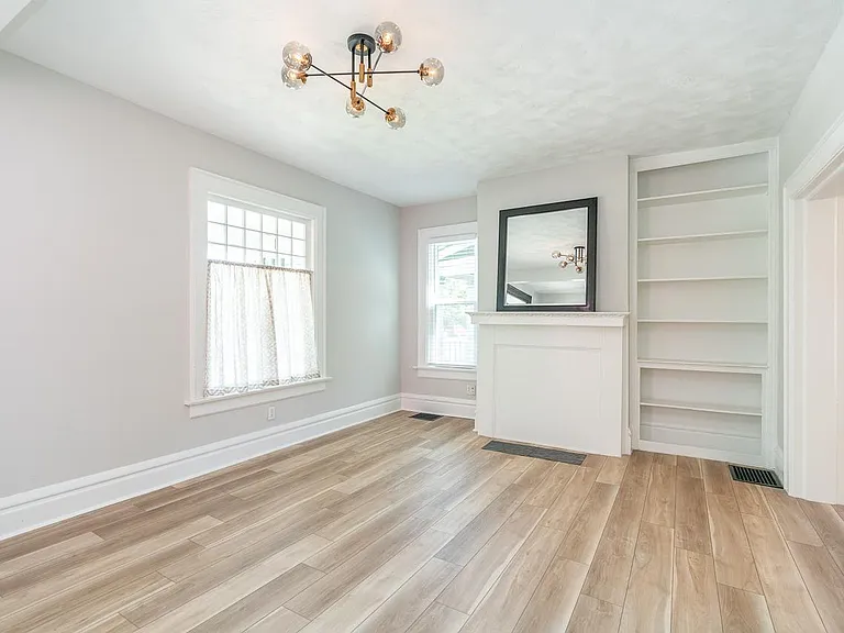 2435 Summit St — Photo 8