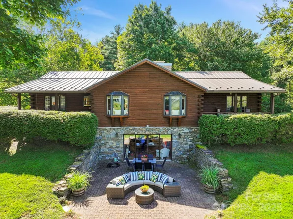 85 Rock Rest Rd, Hendersonville, NC 28739