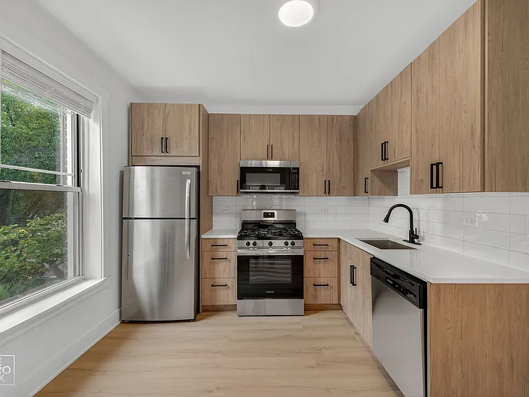 2139 W Lunt — Photo 17