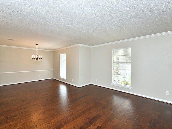 4th image of 3302 Meadowcreek Dr