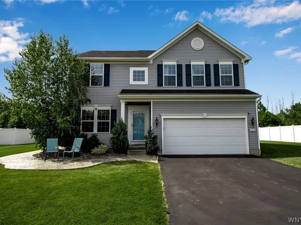 4978 Cloverleaf Ln, Lockport, NY 14094